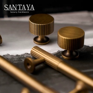 Poignées Santaya en laiton massif bronze antique, à longues poignées en T côtelées pour armoires de chambre et tiroirs de cuisine - Product Image 6