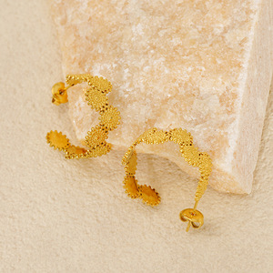 Nuovi <span class=keywords><strong>Orecchini</strong></span> a Cerchio Geometrici in Acciaio Inossidabile Elettroplaccato, Stile Europeo e Americano, Versatili e Unici, Popolari <span class=keywords><strong>Online</strong></span> per Donne - Product Image 3