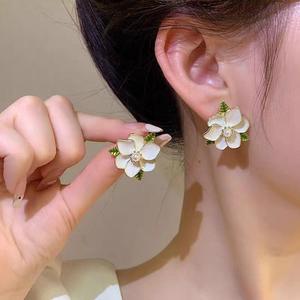 Pendientes de tuerca elegantes de estilo francés con flor de gardenia de aleación de imitación de perla, estilo bosque para mujer, con engaste de bisel de oro de 18K - Product Image 3
