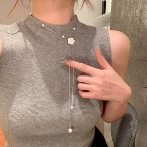 Collier Pendentif Luxe en Alliage Fleur Camélia et Perles pour <span class=keywords><strong>Femme</strong></span>, Chaîne Longue Sportive pour <span class=keywords><strong>Pull</strong></span>, Bijoux Haut de Gamme - Product Image 2