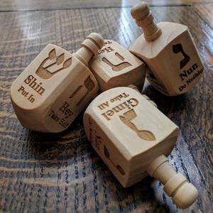 Fabrik Großhandel benutzer definierte Judentum Urlaub Geschenk jüdischen Chanukka Holz Dreidel Geschenke Judaica Chanukka Holz Dreidel Spielzeug - Product Image 6