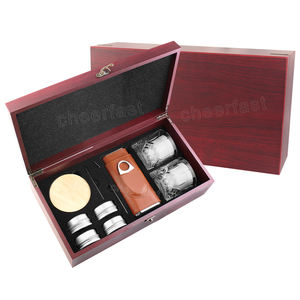 Lussuoso Astuccio da Viaggio per Sigari con Set per Cocktail, Trucioli di Legno, Camino in Legno, Stampo per Ghiaccio, Bicchiere da Whisky e Pietre da Whisky - Product Image 1