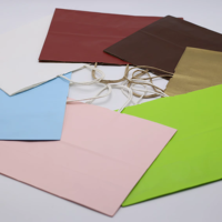 Sacs de shopping en papier kraft recyclables personnalisés avec poignées, vente en gros, sacs cadeaux écologiques colorés avec logo pour boutique de détail
