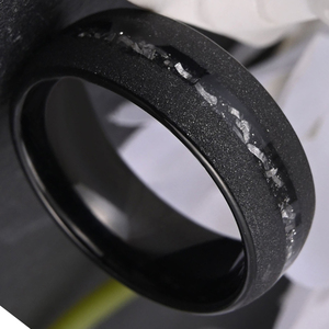 Schwarze Gebürstete Meteorit-Wolframringe für Herren Ehering mit Meteorit-Einlage Modische <span class=keywords><strong>Designs</strong></span> für Verlobungsgeschenk Partygeschenk - Product Image 1