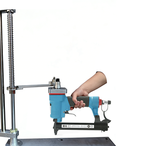 Soporte para pistola de clavos de mano 8016, abrazadera para pistola de grapas sin esfuerzo, fijación de clavos controlada por pedal - Product Image 1