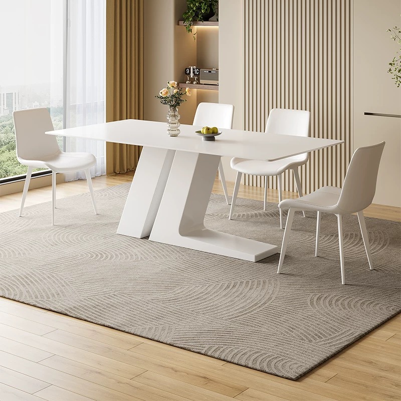 Una mesa con cuatro sillas