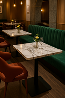 Table de restaurant en marbre carré avec base noire pour les projets de sièges de cabine modernes