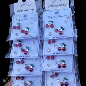 Juego de 3 pares de aretes pequeños y lindos de acero inoxidable para mujer, con baño de plata y oro, en forma de cereza, perlas y otras formas. - Product Image 3