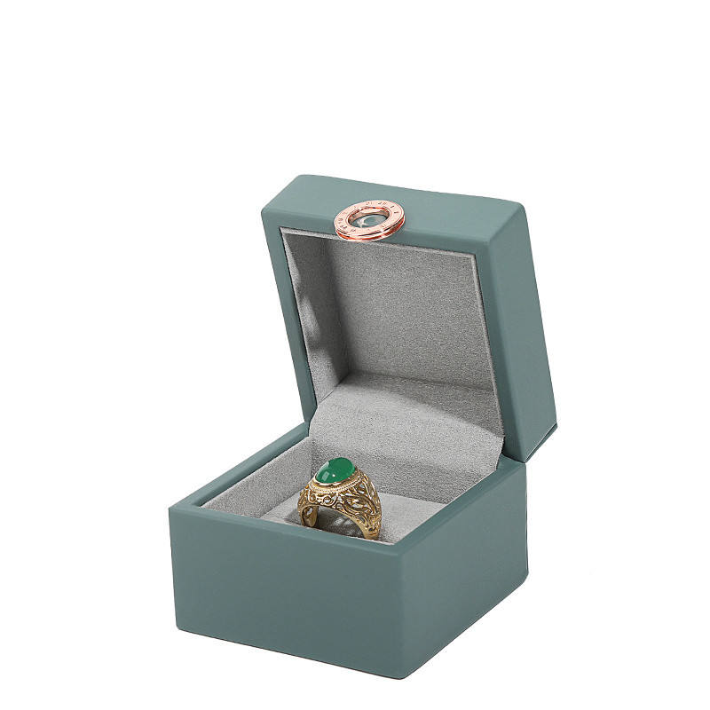 กล่องแหวนสีเขียว