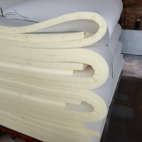 Vente en gros pas cher Rouleau de feuille de mousse perforée éponge en polyuréthane ignifuge haute densité antichoc pour une utilisation en extérieur dans les hôtels