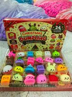 Cadeau surprise pour enfant : Calendrier de l'Avent de Noël 24 jours, boîte mystère surprise avec jouets souples et moelleux en forme de boulettes vertes