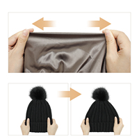Bonnet Tricoté Femme Populaire à Revers Doublé Satin pour Protection Capillaire, Chaud avec Pompon