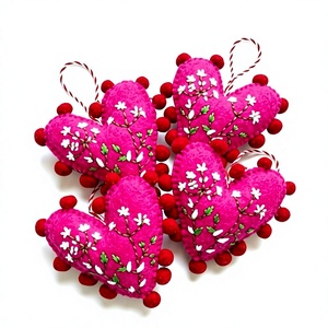 Décoration murale en feutre de laine 100% certifiée, faite à la main, écologique, taille personnalisable, en forme de cœur, avec broderie et pompons pour Noël - Product Image 1