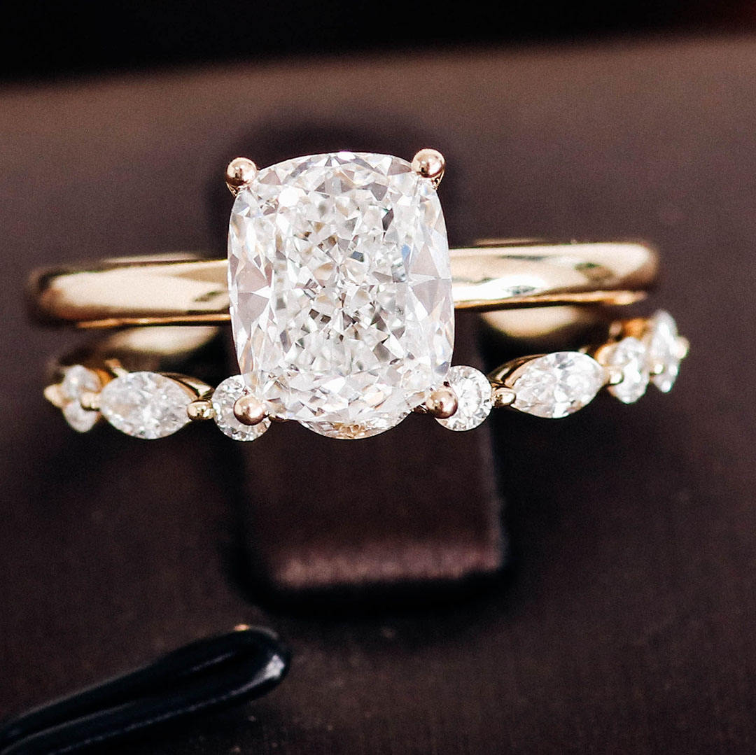 Anillo de oro amarillo de 10 quilates con diamantes de laboratorio