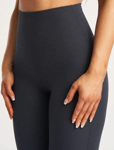 Migliora il tuo stile con Leggings a coste con torcia che offrono un senso di libertà e raggiungono un livello completamente nuovo nei pantaloni - Product Image 5