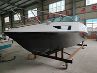 Bateau à moteur en fibre de verre blanc et noir avec garde-corps, espace intérieur personnalisable, yacht sportif de luxe pour 8 personnes avec certificat CE