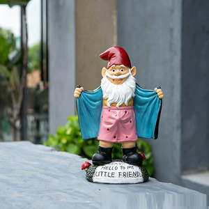 Statua di Gnomo da Giardino Divertente e Malizioso, Figurina di Gnomo da Prato, Gnomo che dice 'SALUTA IL MIO PICCOLO <span class=keywords><strong>AMICO</strong></span>', Gnomo da Giardino con Mutandine in Vista, Decorazione da Giardino - Product Image 1