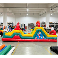 Parcours d'obstacles gonflable commercial en PVC 0,55 mm, thème football, pour jeux de défi et de course sportive, à louer