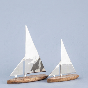 Escultura Moderna Personalizable de Velero/Yate de Aluminio Plateado con Base de Madera, Hecha a Mano para Decoración del Hogar, Oficina, Bautizo o Condolencias - Product Image 1