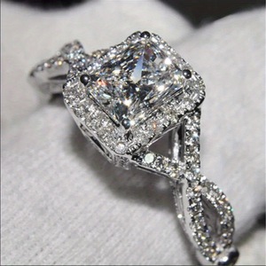 Elegante Anello da Donna Stile Sposa con Pietra Scintillante, Gioiello Ispirato all'Anello di Fidanzamento per Matrimoni, Feste e Uso Quotidiano - Product Image 3