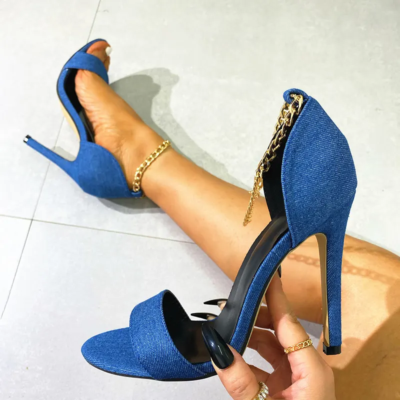 Босоножки женские джинсовые с открытым носком, однотонные сандалии-гладиаторы на высоком тонком каблуке, с цепочкой и ремешком с пряжкой, модная пикантная обувь синего цвета, размеры 35-42, лето 2023