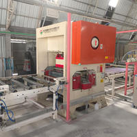Machine de production de plaques de plâtre perforées
