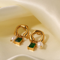 Boucles d'oreilles pendantes en perles d'eau douce naturelles Boucles d'oreilles créoles en acier inoxydable plaqué or 18 carats incrustées de zircon vert blanc