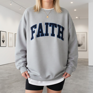 Sweat-shirt tendance pour femme, gris, coupe oversize, col ras du cou, épaules tombantes, imprimé lettres appliquées, style preppy universitaire, col montant Faith - Product Image 2