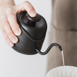 Cafetière à filtre minimaliste de style japonais et coréen sans poignée, avec manchon en cuir, bec long en acier inoxydable - Product Image 4