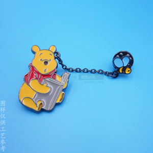 Broche Winnie l'ourson en alliage de zinc émaillé, figurine d'animal de dessin animé avec chaîne, cadeau unisexe - Product Image 3
