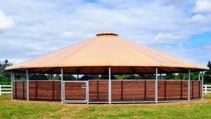 Arenes d'entraînement pour chevaux avec toit en vinyle, structure métallique robuste recouverte, clôture en bambou, enclos rond et anneau de lunging - Product Image 3