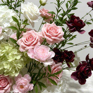 Centro de Mesa Moderno Hecho a Mano con Rosas de Hortensia en Tonos Mixtos Borgoña, Rosa y Blanco, Decoración Floral Artificial para Bodas - Product Image 3
