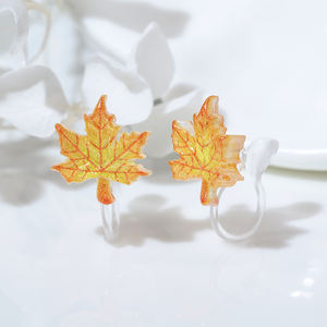 Nouvelles boucles d'oreilles et clips d'oreille en forme de feuille d'érable <span class=keywords><strong>orange</strong></span> en résine minimaliste <span class=keywords><strong>sans</strong></span> trous d'oreille - Product Image 2