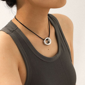 สร้อยคอผู้หญิงสไตล์มินิมอล ดีไซน์เรียบหรู ทำจากสแตนเลส 316L พร้อมจี้สวยงาม สร้อยคอแบบเชือกสำหรับผู้หญิง - Product Image 1