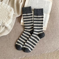 Vente en gros usine – Chaussettes d'hiver chaudes, douces, confortables et respirantes, en polyester/spandex, longueur mi-mollet, épaisseur standard, mignonnes et de haute qualité