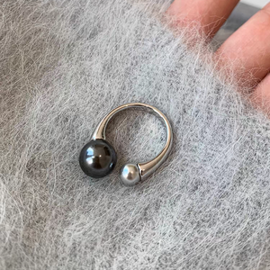 Nuovi Anelli 2024 in Ottone Placcato Platino con Zirconi Incastonati, Regolabili, Lucidi, con Perle Nere, Bianche e Grigie per Donne - Product Image 4