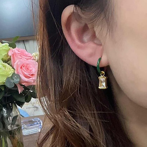 ต่างหูห่วงคริสตัลสีเขียวชุบทอง 18K สแตนเลสวินเทจ ประดับเพชรทรงหัวใจสีเขียวมรกต สำหรับผู้หญิง - Product Image 3