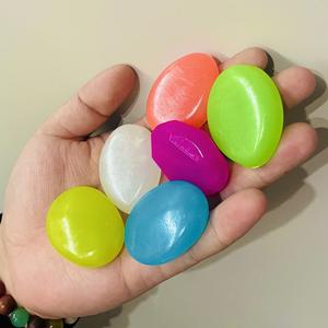 Galets décoratifs multicolores phosphorescents en résine plastique durable pour jardin, bassin, allée d'Halloween et extérieur - Product Image 5