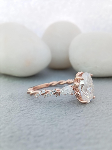 Bague de fiançailles et de mariage de luxe en or rose 14 carats avec trois diamants ovales de 2 carats cultivés en laboratoire, qualité VVS - Product Image 5