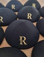 Kippa bleu clair de créateur, grande kippa brodée sur mesure avec lettres hébraïques, yarmulke juive pour la cérémonie de Bar Mitzvah