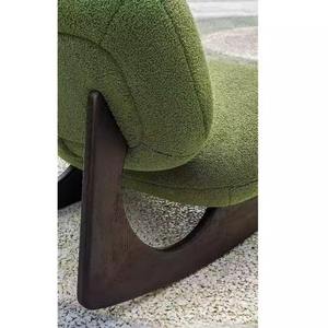 Fauteuil de salon en tissu vert avec base en bois, mobilier d'intérieur pour hôtel, structure de support durable - Product Image 1