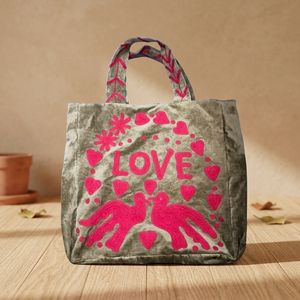 กระเป๋าโท้ทกำมะหยี่สีน้ำตาลสั่งทำขายส่ง พร้อมลายปักอักษรคำว่า LOVE สีชมพู รูปหัวนกพิราบ หัวใจ และลายดอกไม้สุดเก๋ - Product Image 5