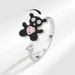 Anillo Giratorio de Oso de Peluche con Esmalte Negro, Zirconia Cúbica con Corte Corazón, Bañado en Oro sobre Cobre, Anillo Ajustable Abierto Antiestrés, Joyería para Niñas - Product Image 2