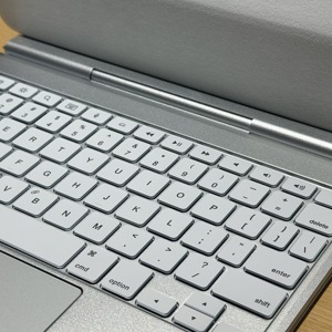 คีย์บอร์ดอัจฉริยะรุ่นใหม่ระดับพรีเมียมพิเศษสำหรับ iPad Pro ขนาด 11 นิ้ว/13 นิ้ว พร้อมทัชแพดไร้สาย ไฟแบ็คไลท์ 7 สี RGB วัสดุอะลูมิเนียมอัลลอยด์และหนัง PU - Product Image 1