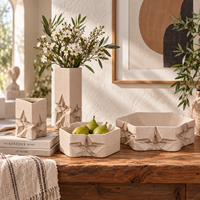 Vase à fleurs en céramique beige et collection de plateaux décoratifs – Décoration d'intérieur géométrique sculpturale pour présentation sur table