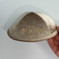 Kipá/Yarmulke de Terciopelo Judío Personalizada al por Mayor con Logotipo Bordado y Texto Hebreo Personalizado para Eventos de Bar Mitzvah y Bodas