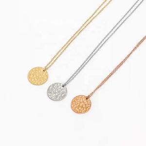 Collier en acier inoxydable plaqué or PVD 18 carats, étanche et inaltérable, avec pendentif rond martelé, vente en gros de bijoux personnalisés - Product Image 2