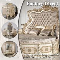 Ensemble de meubles de chambre classiques de luxe dorés, lit capitonné en satin de style baroque français avec armoire et table de chevet pour hôtel