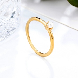 Anillo Delicado de Acero Inoxidable Chapado en Oro con Perla de Agua Dulce para Mujer - Product Image 4