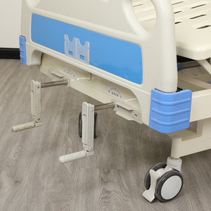 Cama de enfermería manual con doble manivela, altura ajustable, con respaldo y elevación de piernas para uso en el hogar o en la sala de estar. - Product Image 3